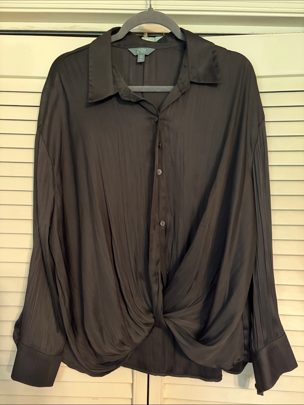 Terra & Sky Black Twist-Front Button-Up Blouse